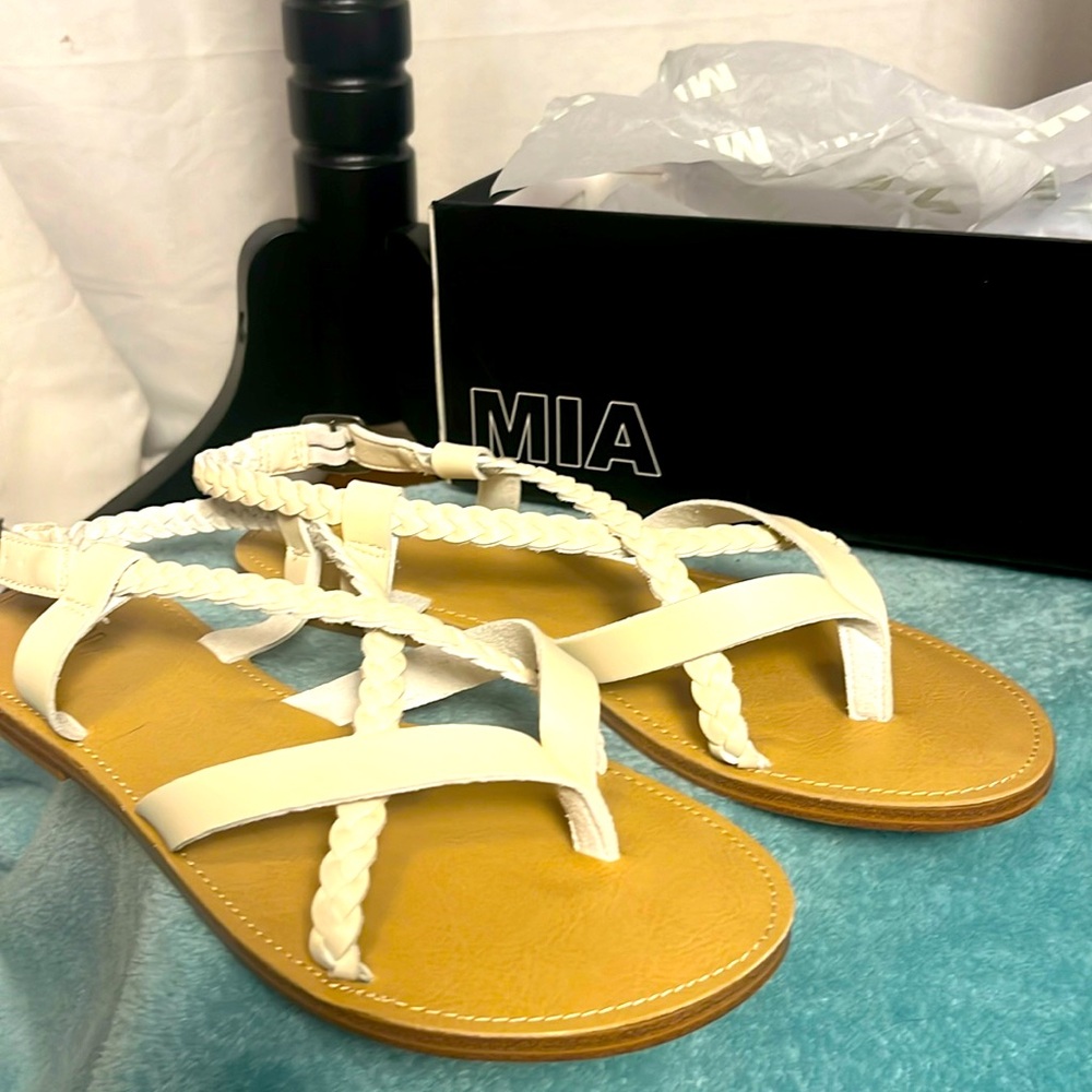 NIB NWT MIA Grecian flats size 9 (Vaeda Bon Ponros)